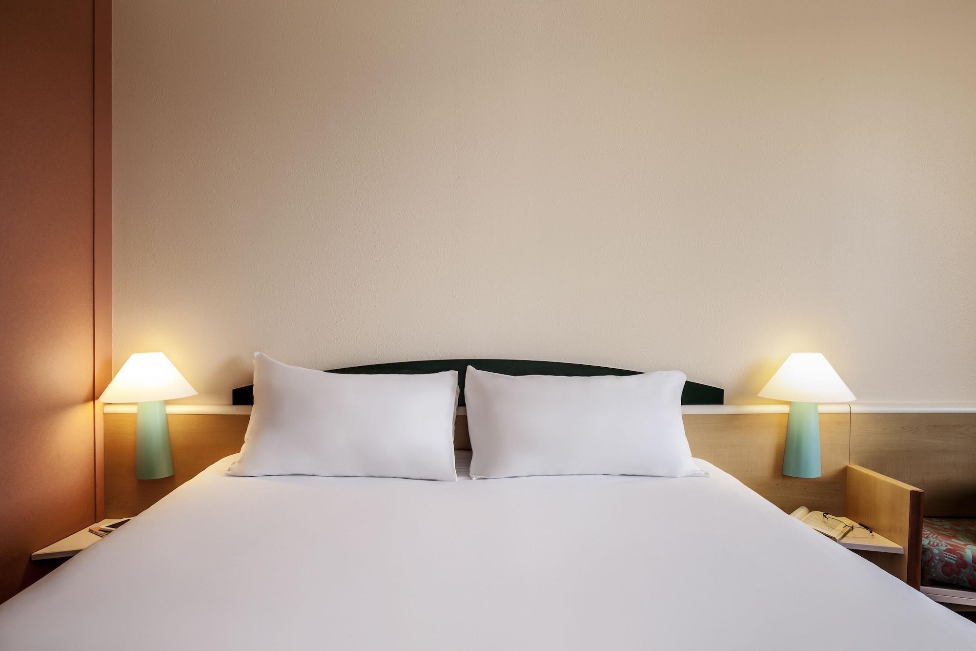 Ibis Barcelona Molins De Rei Hotel Exterior photo